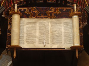 Open_Torah_scroll